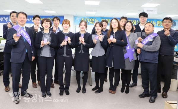 류병관 농협노조충남위원장과 조소행 농협중앙회 충남지역본부장이 여성조합원들게 세계여성의 날을 축하하며 기념했다