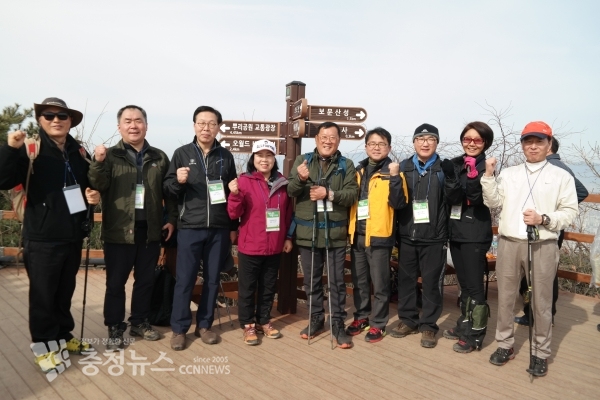 대덕사랑산악회 역대회장과 박상준 부회장