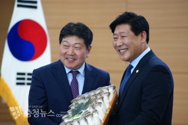 인치견 천안시의회 의장 기념품 전달