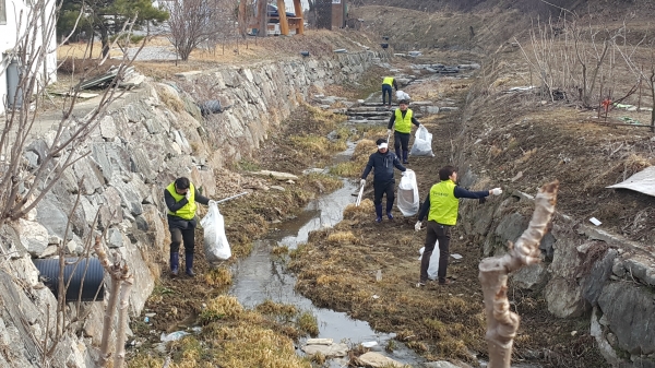 기업과 함께하는 동암1리 마을 실개천 정화활동