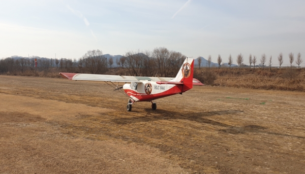 이륙준비중인 경비행기 모습