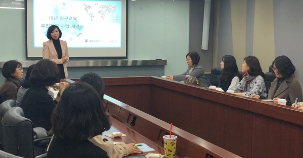 지난 8일 개최된 워크숍에서 김정현 학교인구교육사업단장이 설명하는 모습.