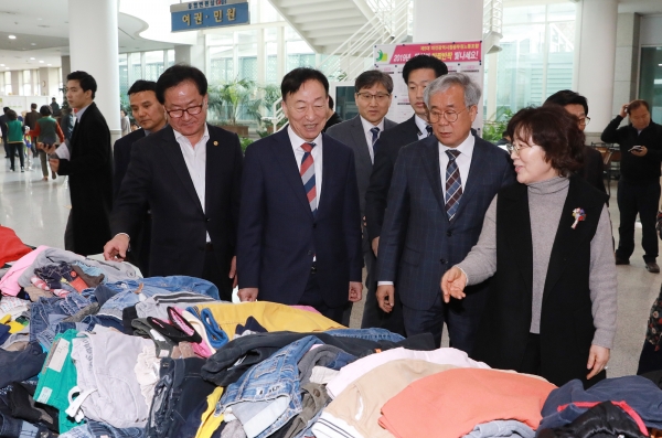 ‘사랑의 재활용 나눔장터’를 돌아보고 있는 설동호 교육감