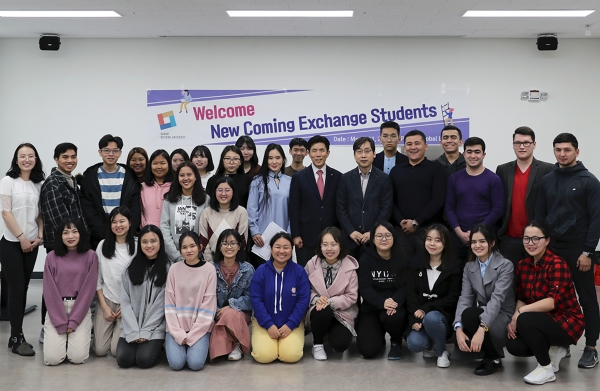 ‘2019학년도 1학기 해외자매대학 교환학생 오리엔테이션’을 개최한 가운데, 최병욱 총장 및 관계자와 유학생들이 기념촬영