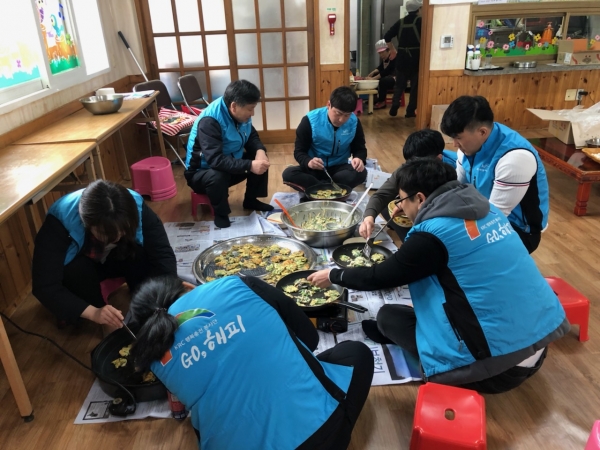 12일 아산서부사회복지관에서 지역 노인 대상 무료급식 봉사활동 실시