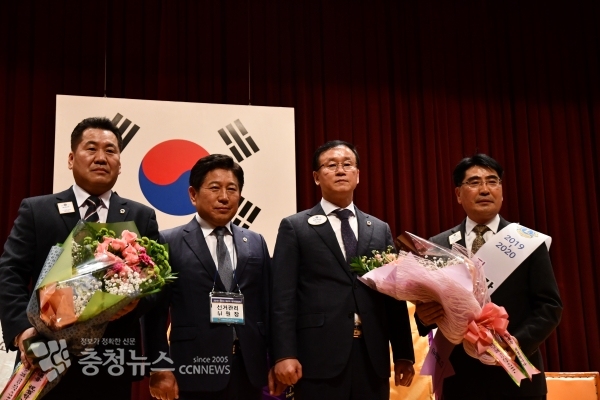 (왼쪽부터) 김진규 2019-2020 신임 총재, 김동원 선거관리위원장, 김홍호 2018-2019 총재, 강광석 신임 제1부총재