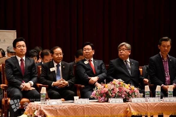 대의원 총회 행사장 모습. 허태정 대전시장(좌) 등 역대 총재들이 자리했다.