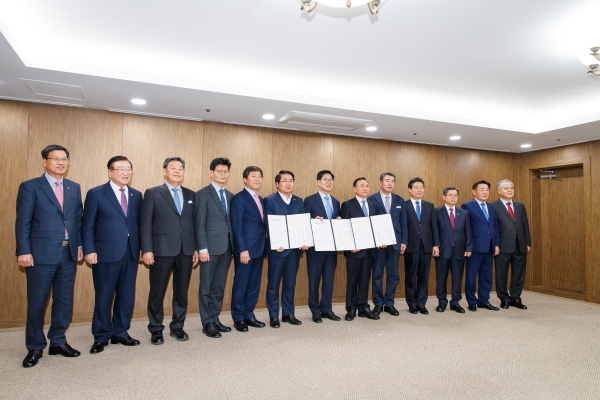 ‘천안아산역 정차역 설치’, ‘충남 혁신도시 지정, 공공기관 이전’, ‘대한민국 축구종합센터 천안시 유치’ 등의 내용이 담긴 공동건의문, 지지결의문과 함께 기념촬영