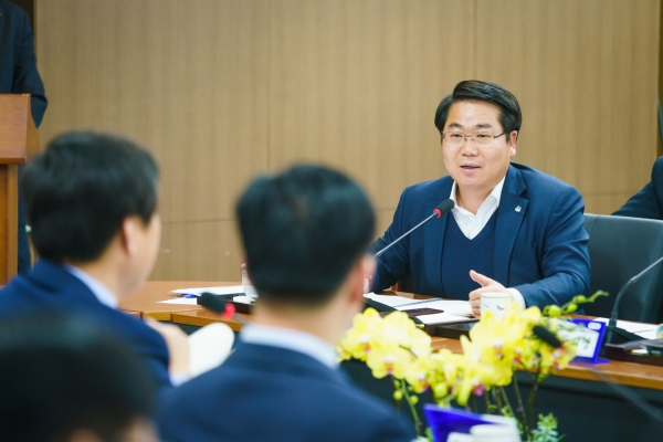 오세현 아산시장이 양승조 충남도지사에게 천안아산역 정차역 설치에 관한 의견을 밝히고 있다.