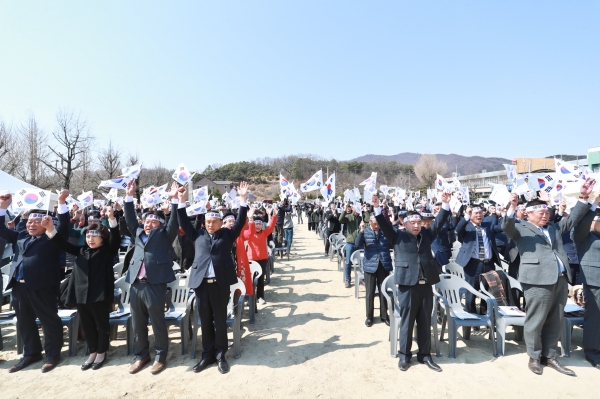 목천기미독립만세운동 기념식 개최(만세 삼창 모습)