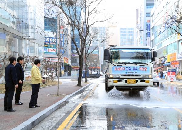 미세먼지 저감을 위한 도로에 살수 현장