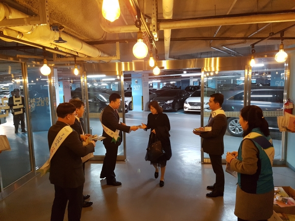 NH농협은행 충남본부 충남도청을 찾아 고객 캠페인을        펼치고 있다.