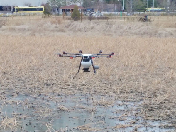 서북구보건소가 지난 14일 청수공원에서 드론을 이용한 항공방제 시연회를 열고 드론으로 방역 활동을 벌이고 있다.