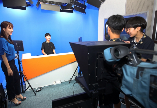 태안군청 영상편집실 스튜디오에서 공무원 직업체험을 하고 있는 태안중학교 학생들 모습.