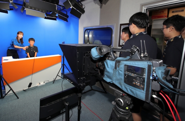 태안군청 영상편집실 스튜디오에서 공무원 직업체험(아나운서)을 하고 있는 태안중학교 학생들 모습.