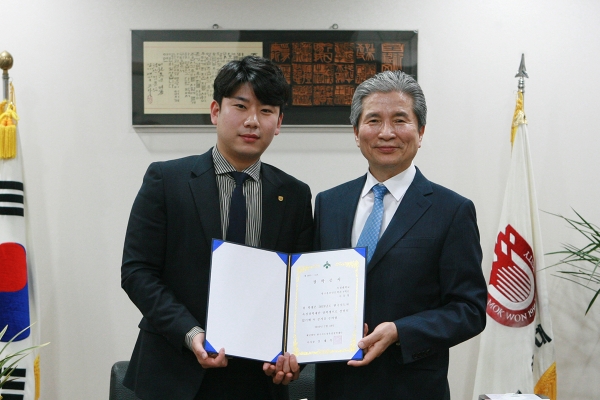 김동영 총학생회장(왼쪽)이 15일 목원대 총장실에서 권혁대 총장에게 한국지도자육성장학재단 장학생 선정에 대한 축하를 받고 기념촬영을 하고 있다.