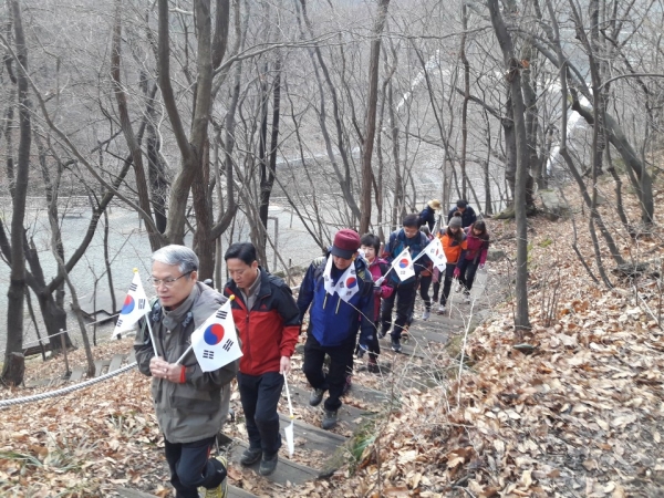 지난 16일 임근창 부구청장과 동구청 등산동호회가 태극기를 들고 식장산을 오르고 있다