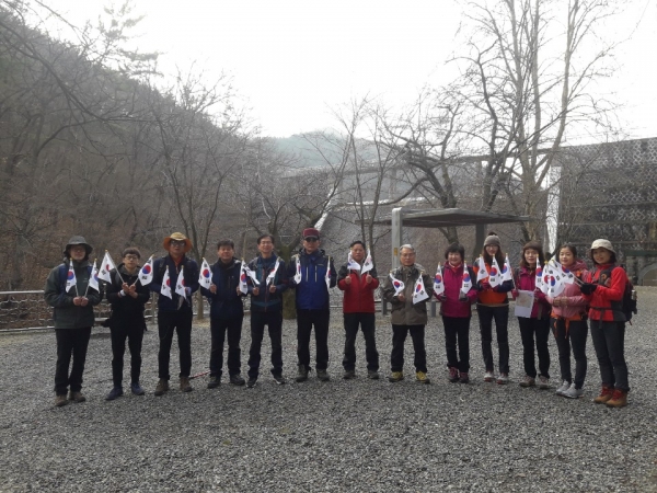 지난 16일 임근창 부구청장과 동구청 등산동호회가 식장산 입구에서 태극기를 들고 숭고한 3.1운동 정신을 기리고 있다