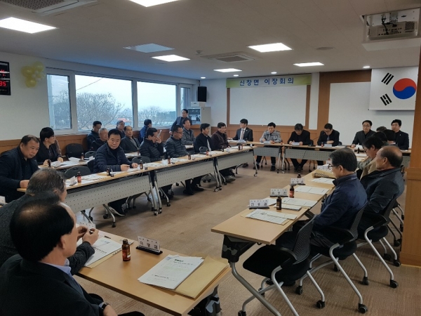 창면 이장회의에서 하천불법점용행위 집중단속을 설명하고 있다.