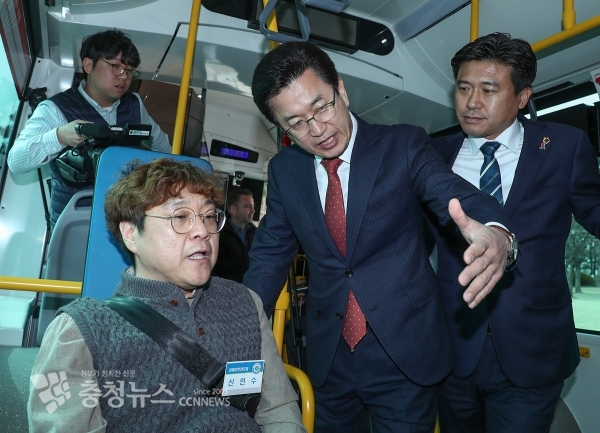 허태정 대전시장과 김종천 대전시의회 의장이 교통약자의 3문 저상버스 탑승을 돕고 있다.
