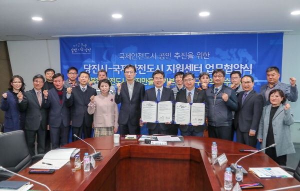 당진시 국제안전도시 협약식 (사진 왼쪽 김홍장 시장 오른쪽 조준필 국제안전도시지원센터장)