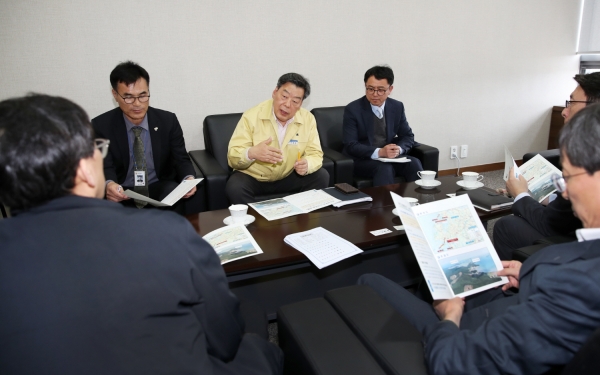 한국국토연구원을 방문한 가세로 군수 모습.