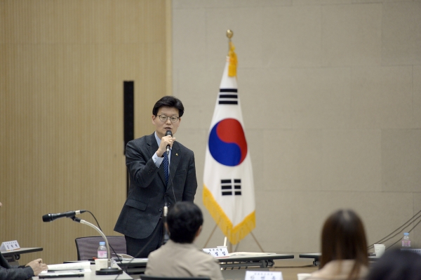 공주 관광정책토론회를 진행하고 있는 김정섭 공주시장