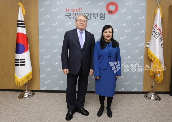 김용익 국민건강보험공단 이사장(좌)과 응웬 티 킴 티엔 베트남 보건부장관