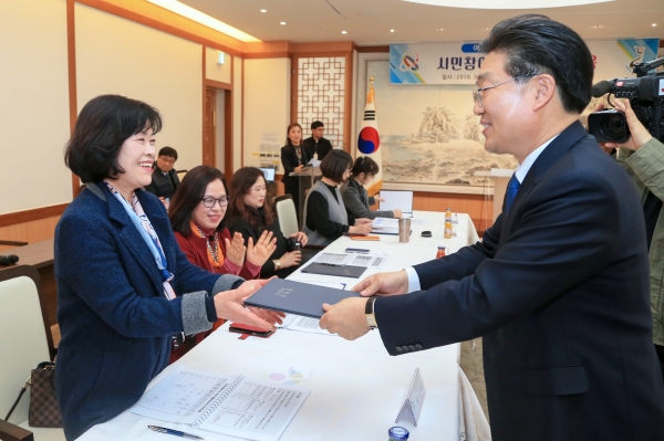 여성친화도시 시민참여단 위촉 모습