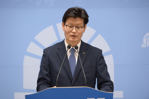 김정섭 시장이 제24차 공주시 정례브리핑에서 브리핑하는 모습