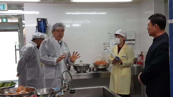20일 교육장 및 간부공무원들이 동부지역 학교 8교(초5교, 중3교)를 대상으로 학교급식 위생・안전 특별점검 실시