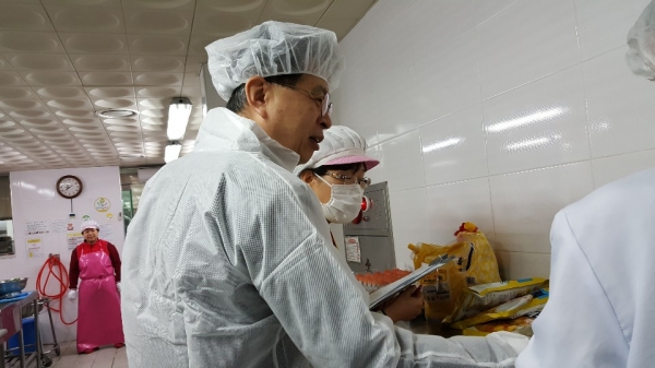 20일 교육장 및 간부공무원들이 동부지역 학교 8교(초5교, 중3교)를 대상으로 학교급식 위생・안전 특별점검 실시