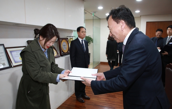 대전시교육청 민간감사자문위원에 대한 위촉장 수여 모습