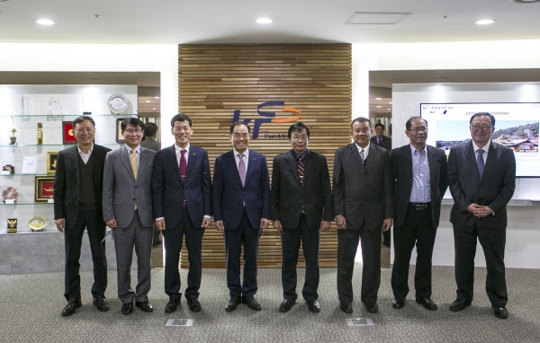 농어촌공사 김인식 사장(왼쪽에서 네번째)은 미얀마 농축산관개부 라쬬 차관(왼쪽에서 5번째)과 상호협략 방안을 논의했다