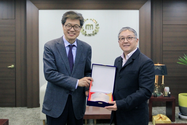 오덕성 총장은 함영준 이사장에게 감사패 전달
