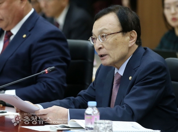 이해찬 대표가 20일 예산정책협의회에서 "노후 석탄화력발전소 조기 폐쇄에 힘을 보태겠다"고 말했다.