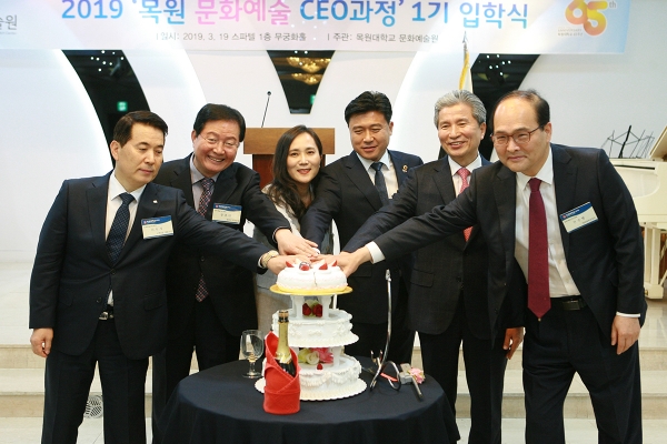 이두식 이텍산업 대표이사, 장종태 대전서구청장, 서은숙 문화예술원장, 김종천 대전시의회의장, 권혁대 총장, 안승병 부총장이 케이크 커팅을 하고 있다.(사진 왼쪽부터)