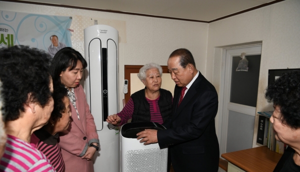 경로당 공기청정기를 사용하는 모습