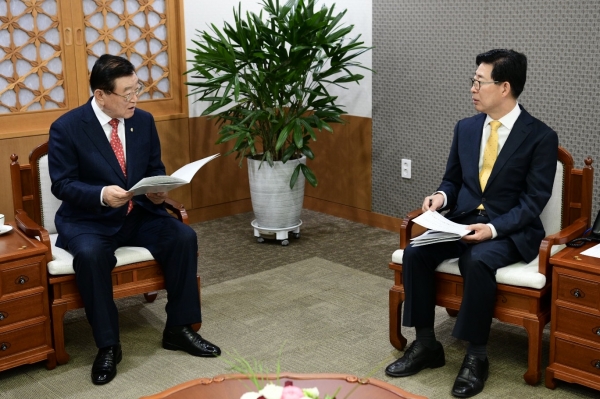 김석환 홍성군수, 양승조 충남도지사 방문 대화 모습