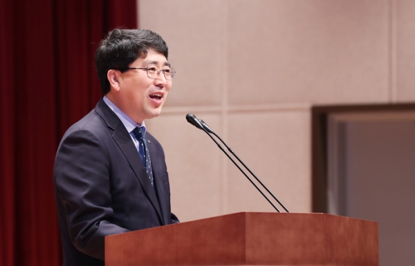 축산관련 종사자 보수교육에서 맹정호 서산시장이 인사하고 있다.