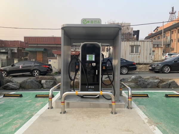 전기자동차 충전소 전경