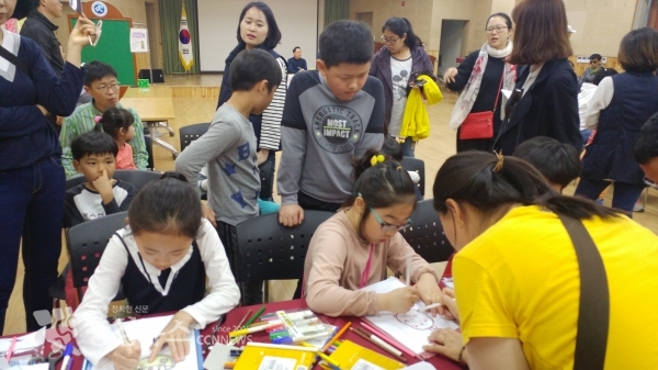 세종평생교육학습관은 4월 도서관주간을 맞아 지역주민들의 독서의욕을 고취시키고, 책 읽는 문화를 정착시키고자 다양한 독서문화행사를 갖는다. 사진은 지난해 진행한 4월 도서관 주간 행사 장면