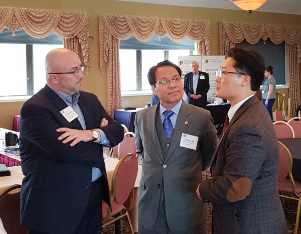 이덕훈 한남대 총장(가운데)이 APCU 소속 Buena Vista University의 조슈아머천트 총장과 협력방안 등에 대해 대화를 나누고 있다.