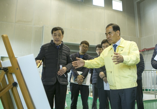 전남 무안 현경양배수장에서 김인식 사장(우)이 사업추진현황 및 안전현황을 점검하고 있다