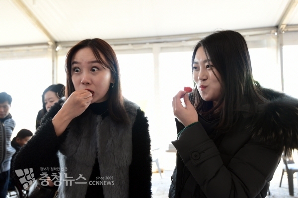 딸기 맛에 놀라는 방문객들의 모습