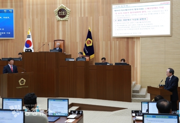 답변하는 류순현 세종시 행벙부시장(우)