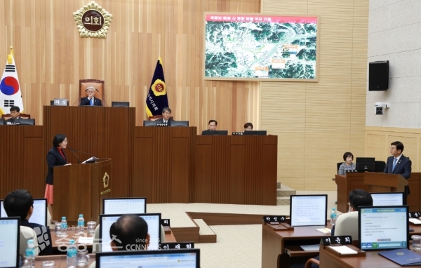 답변하는 이춘희 세종시장