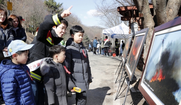 박정현 대덕구청장은 장동산림욕장을 찾은 어린이들에게 산불예방의 중요성을 설명하고 있다.