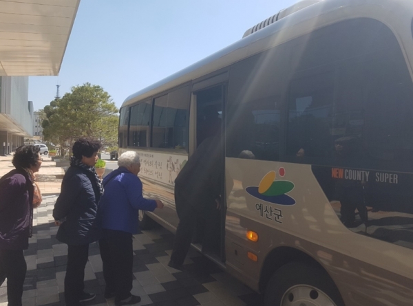 예산군보건소 이동지원 서비스 운영 (버스송영 모습)