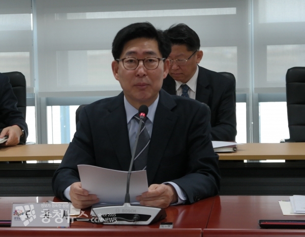 양승조 지사는 25일 도청 중회의실에서 열린 실국원장 회의를 통해  “대한민국 수소경제를 선도하겠다”고 밝혔다.